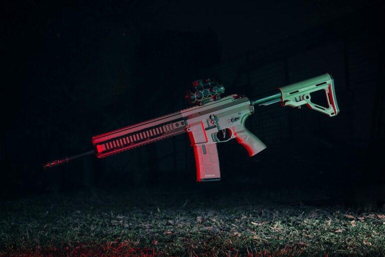 Wie Airsoft-Equipment und Mähroboter im Garten harmonieren Airsoft-Spieler im Garten mit Mähroboter im Hintergrund harmonisch im Einsatz