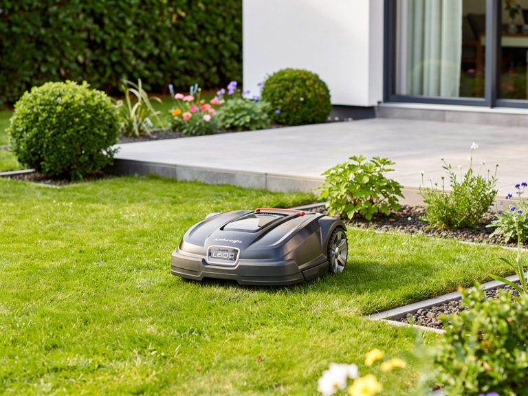 Ambrogio L60 Deluxe Test zeigt Vorteile ohne Begrenzungskabel im Garten Ambrogio L60 Deluxe Mähroboter beim kabellosen Mähen im Garten ohne Begrenzungskabel