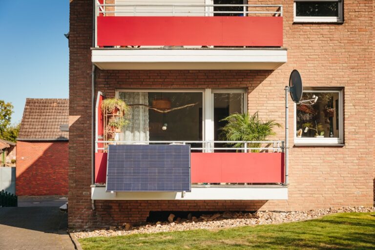 Balkonkraftwerk versorgt Mähroboter energiesparend mit nachhaltigem Solarstrom auf Balkon