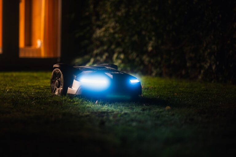 Rasenroboter Nachteile verstehen und die echten Contra Aspekte abwägen Rasenroboter im Garten mit Hindernissen und ungleichmäßigem Schnitt als Nachteile