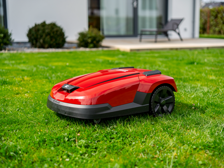 Wie der Einhell Freelexo 500 im Test als günstiger Mähroboter überzeugt Einhell Freelexo 500 Mähroboter im Einsatz auf kleinem gepflegtem Gartenrasen