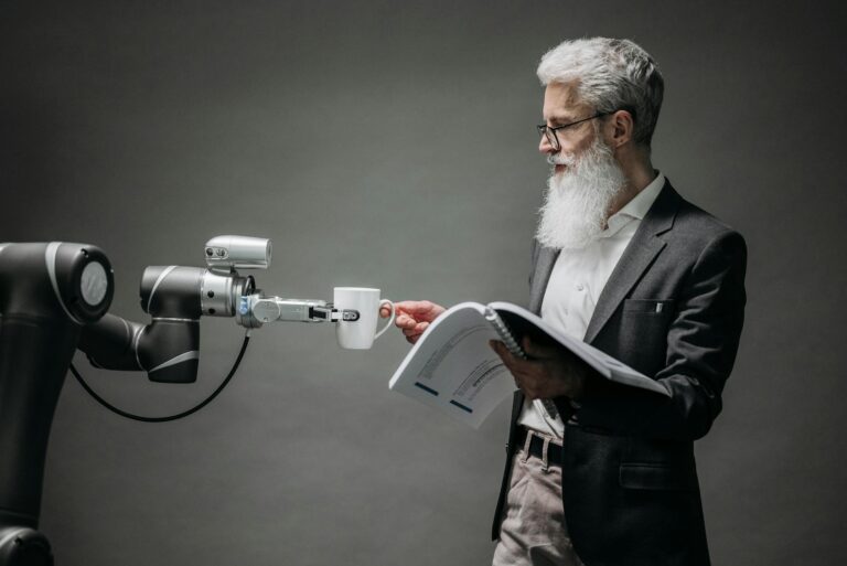 Rasenroboter mähen präzise entlang der Rasenkanten mit intelligenten Sensoren