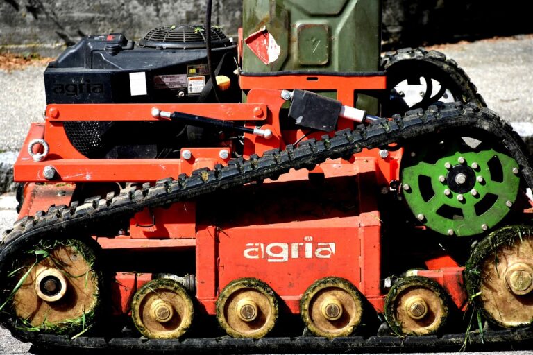 Leiser Rasenroboter mäht ruhig gepflegten Garten ohne störende Geräusche