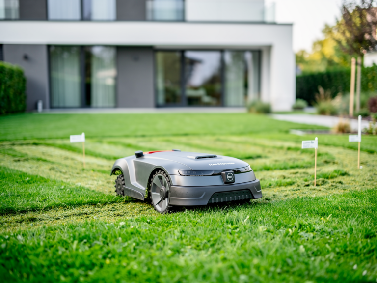 Leichter GPS-Mähroboter Mammotion Luba Air 1000 im Einsatz bei der Rasennavigation
