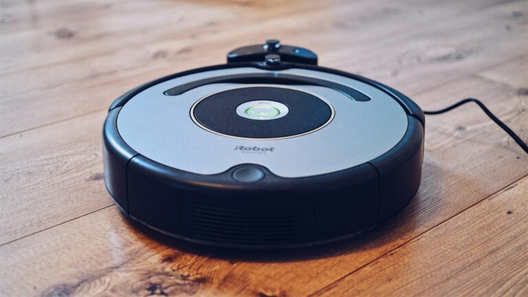 Mähroboter mit Mulchfunktion verteilt fein zerkleinerten Grasschnitt für nachhaltige Rasenpflege
