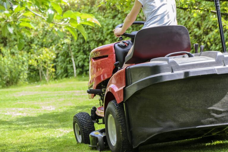 Mähroboter mäht leise Rasenfläche nachts im Garten bei Dunkelheit