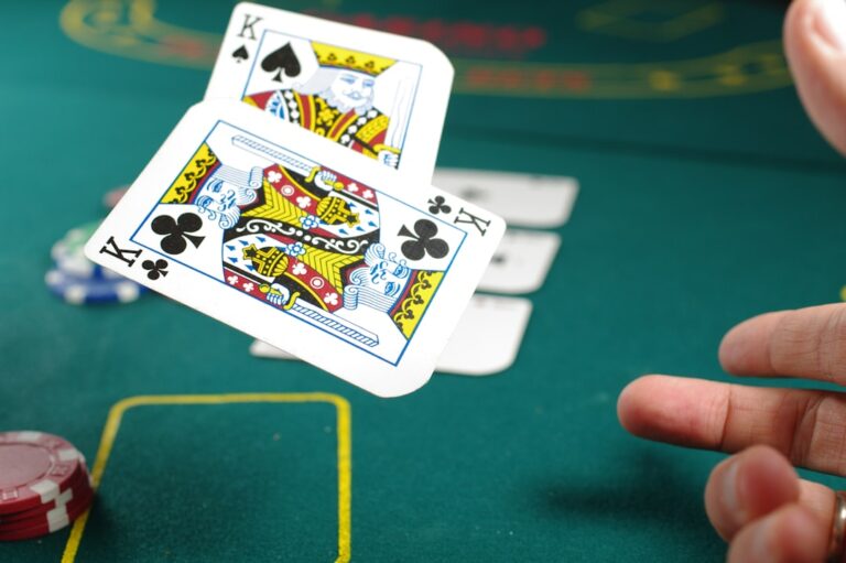 Spieler beim Pokern mit Karten und Chipstapeln in lebhafter Casino-Atmosphäre