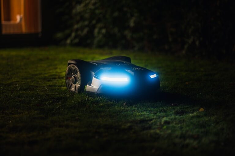 Smarte Funktionen bei Mährobotern verständlich erklärt und genutzt Mähroboter mit smarten Funktionen und App-Steuerung für perfekten Rasenschnitt