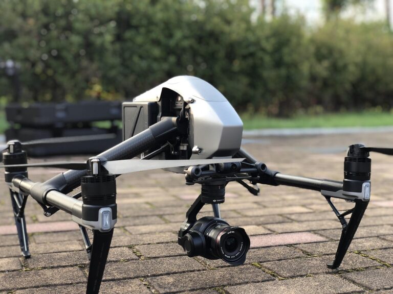 Moderner Mähroboter mit Spracherkennung erleichtert die Gartenarbeit im Alltag