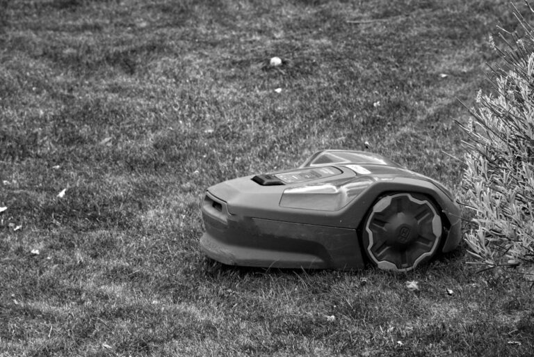 Nahaufnahme eines Mähroboters mit deutlichen Vibrationen durch lockeres Messer und beschädigte Lager